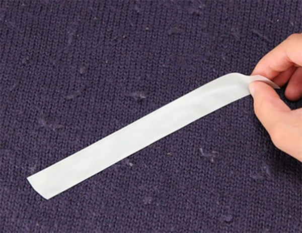 Dùng băng dính loại bỏ xơ vải