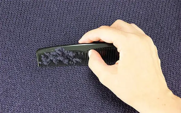 dùng lược răng nhỏ loại bỏ xù lông