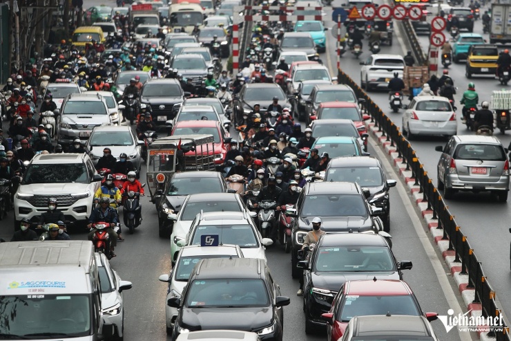 Cận Tết Nguyên đán, dòng ô tô 'bao vây' xe máy trên đường phố Hà Nội - 1