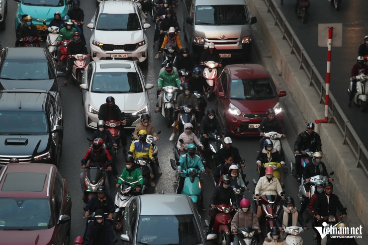 Cận Tết Nguyên đán, dòng ô tô 'bao vây' xe máy trên đường phố Hà Nội - 8
