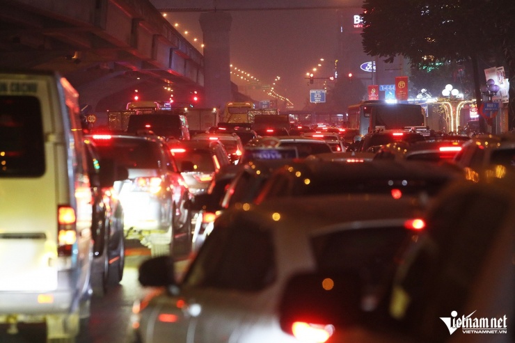 Cận Tết Nguyên đán, dòng ô tô 'bao vây' xe máy trên đường phố Hà Nội - 10