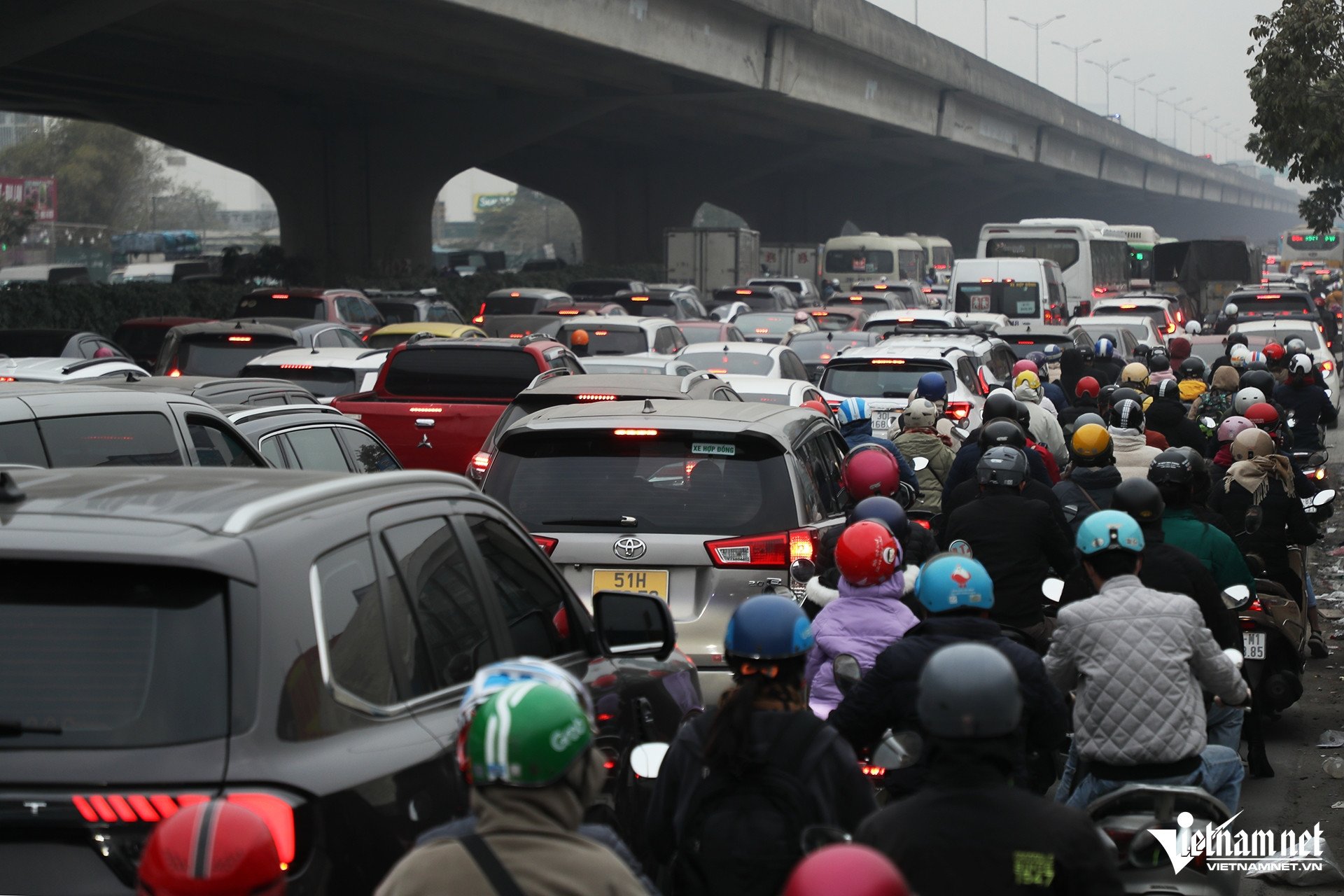 Cận Tết Nguyên đán, dòng ô tô 'bao vây' xe máy trên đường phố Hà Nội - 6