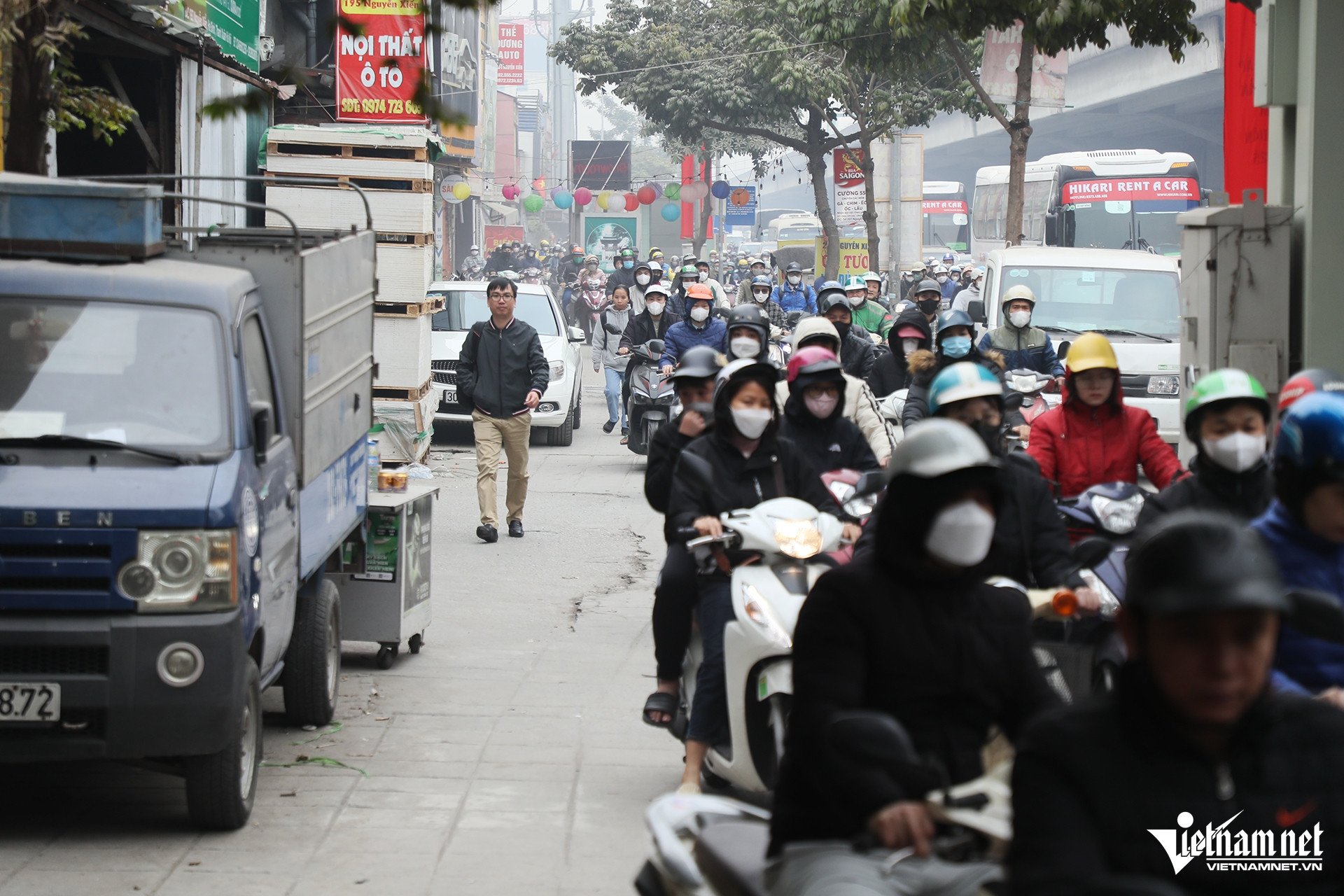 Cận Tết Nguyên đán, dòng ô tô 'bao vây' xe máy trên đường phố Hà Nội - 7