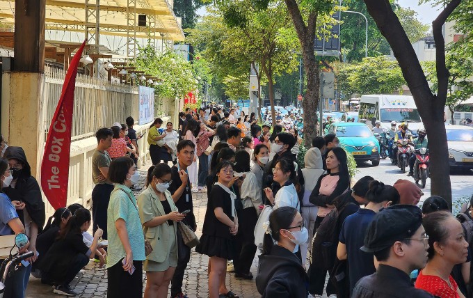  Người dân, nhân viên văn phòng di tản từ nơi làm việc ở tòa nhà  Centec trên đường  Nguyễn Thị Minh Khai, quận  1, sau khi xảy ra rung chấn đầu giờ chiều 28/3. Ảnh: Đình Văn  