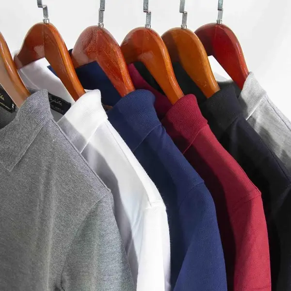 Áo polo màu sắc khác nhau treo gọn gàng trên mắc áo.