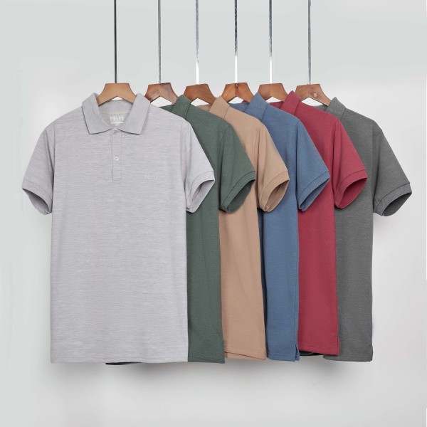 Áo polo màu sắc khác nhau treo trên móc.