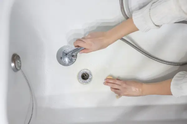 Người đang làm sạch bồn tắm.