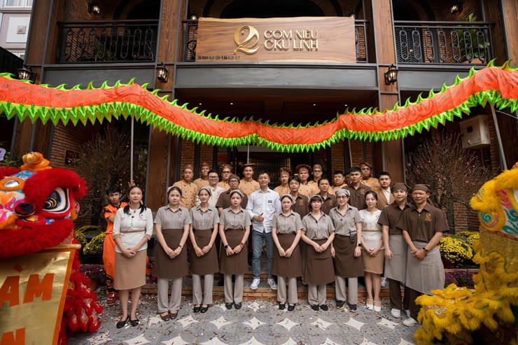 Quang Linh cũng lấn sân vào lĩnh vực ẩm thực khi mở quán cơm niêu