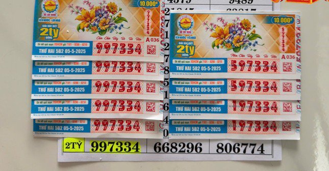 5 tờ vé số trúng giải đặc biệt (bên trái) và 4 tờ trúng giải "an ủi".